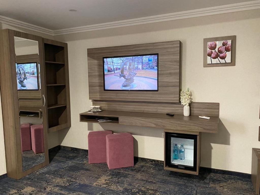 Hotel Yarus Plus Ploieşti Extérieur photo