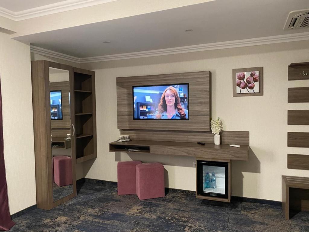Hotel Yarus Plus Ploieşti Extérieur photo