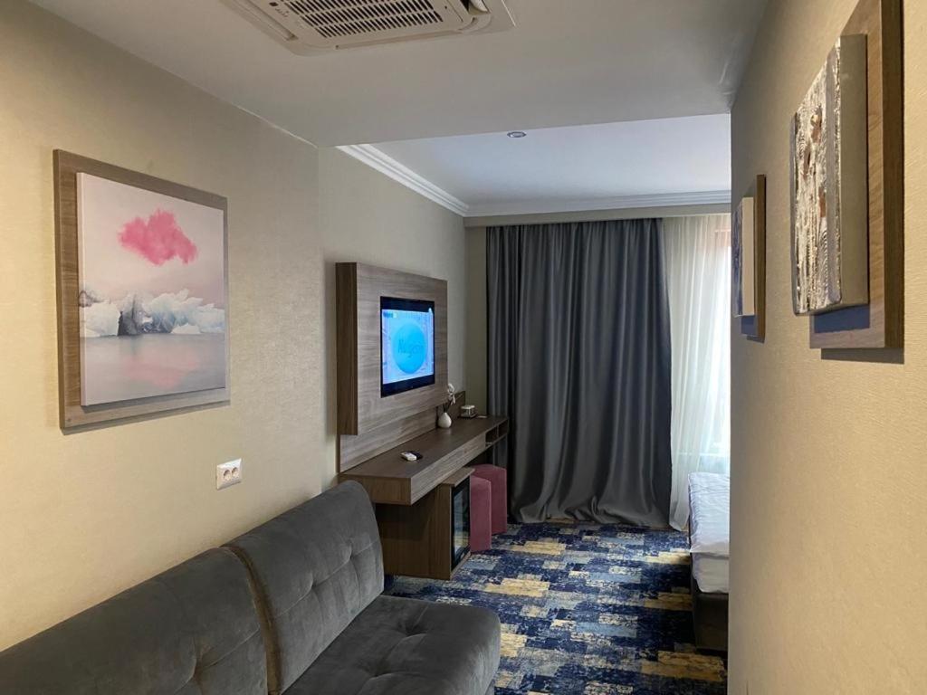 Hotel Yarus Plus Ploieşti Extérieur photo