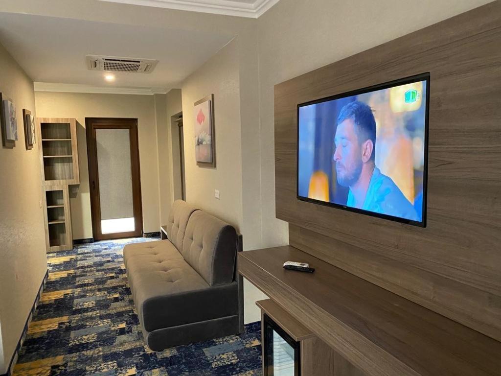 Hotel Yarus Plus Ploieşti Extérieur photo