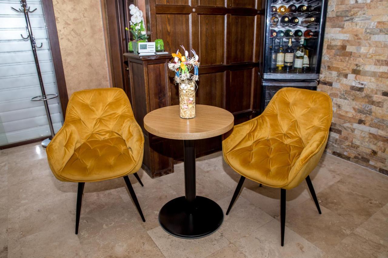 Hotel Yarus Plus Ploieşti Extérieur photo
