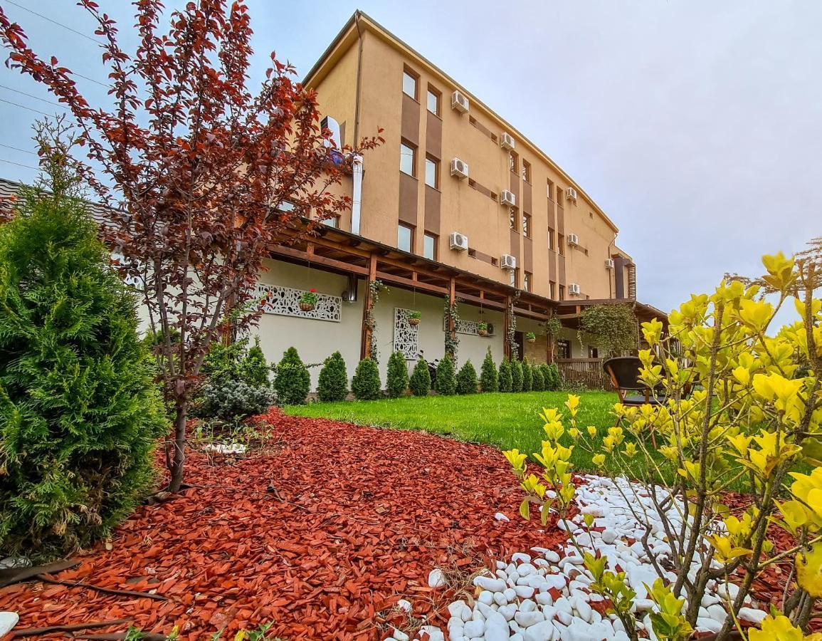 Hotel Yarus Plus Ploieşti Extérieur photo