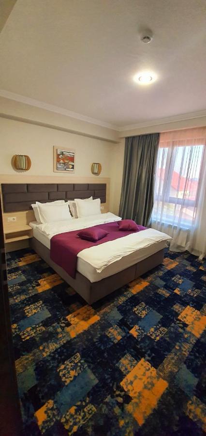 Hotel Yarus Plus Ploieşti Extérieur photo