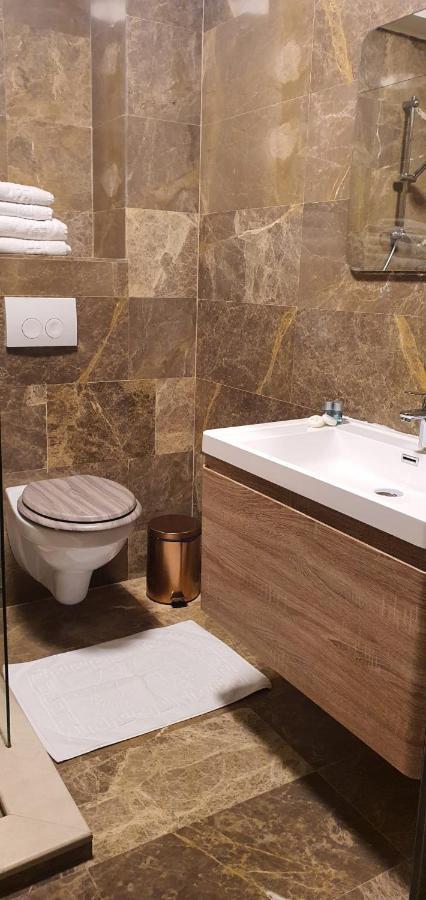 Hotel Yarus Plus Ploieşti Extérieur photo