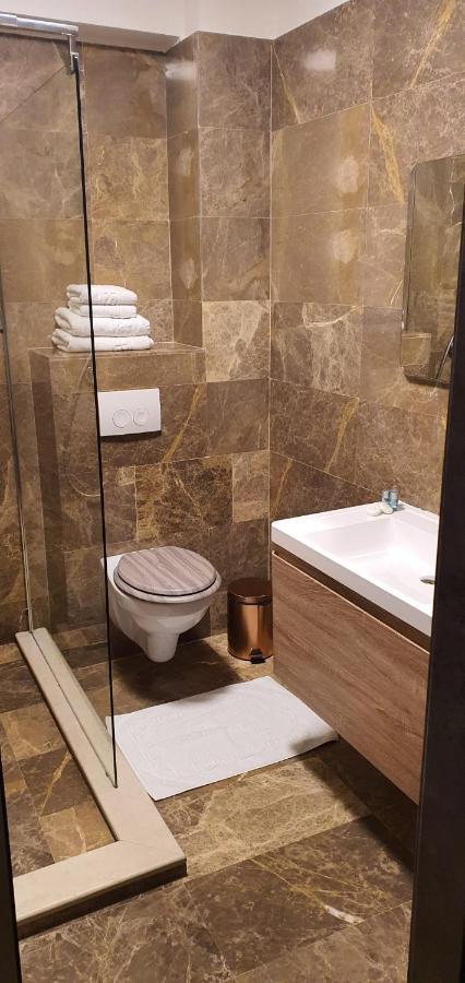 Hotel Yarus Plus Ploieşti Extérieur photo