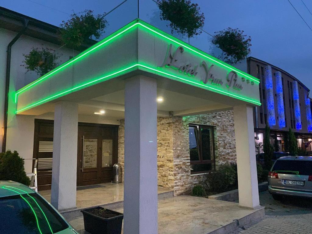 Hotel Yarus Plus Ploieşti Extérieur photo
