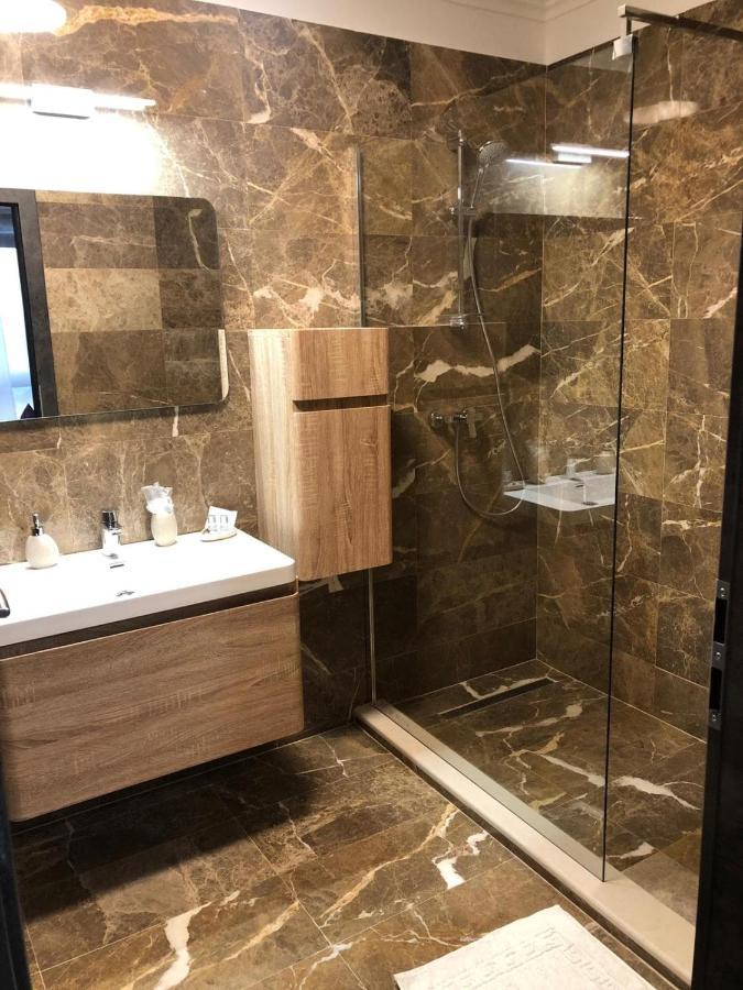 Hotel Yarus Plus Ploieşti Extérieur photo