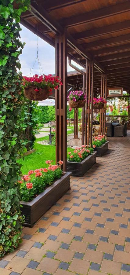 Hotel Yarus Plus Ploieşti Extérieur photo