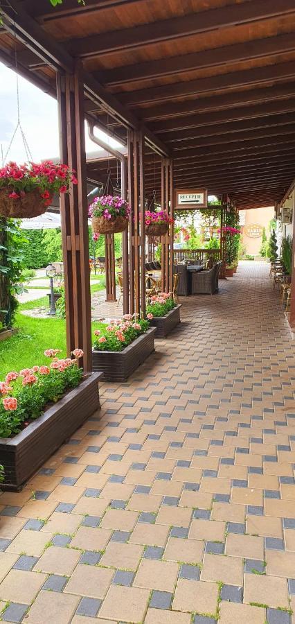 Hotel Yarus Plus Ploieşti Extérieur photo