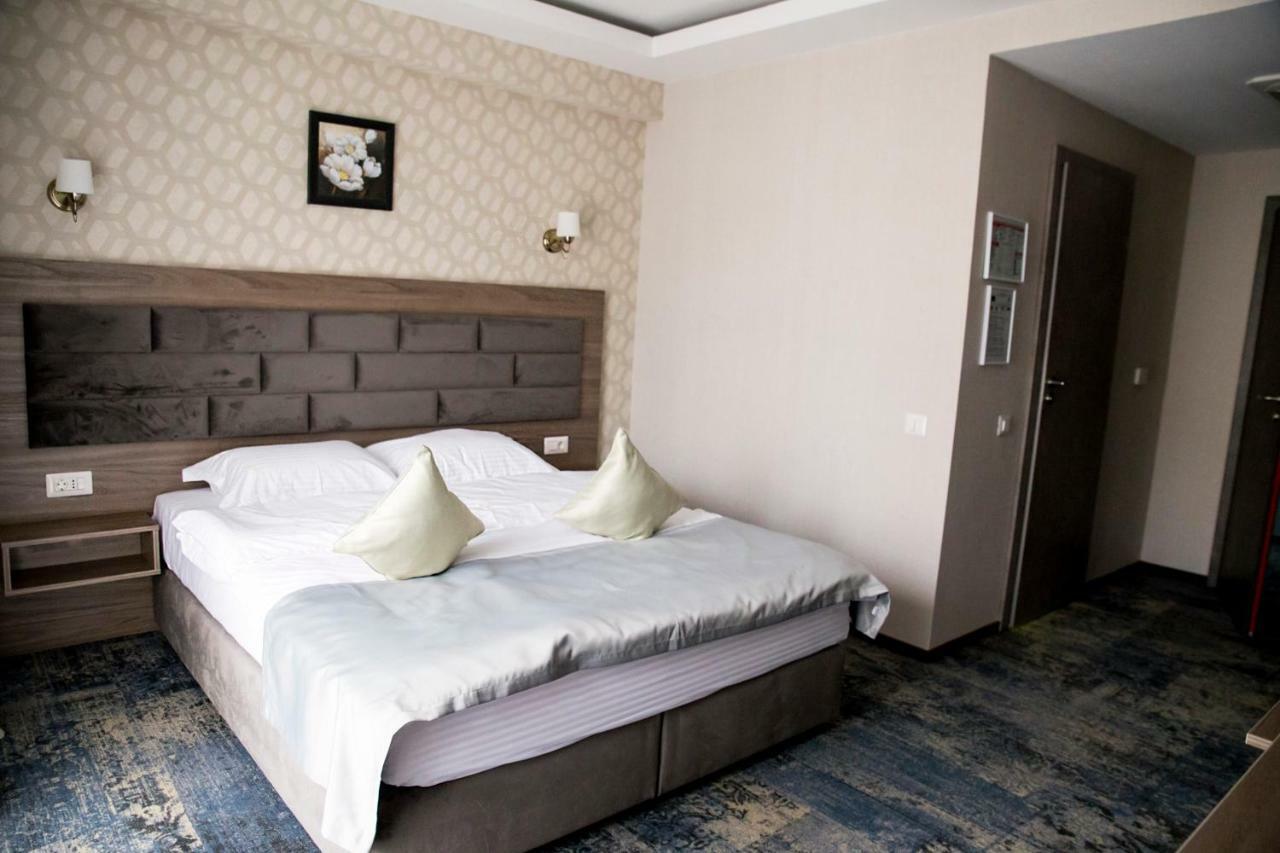 Hotel Yarus Plus Ploieşti Extérieur photo