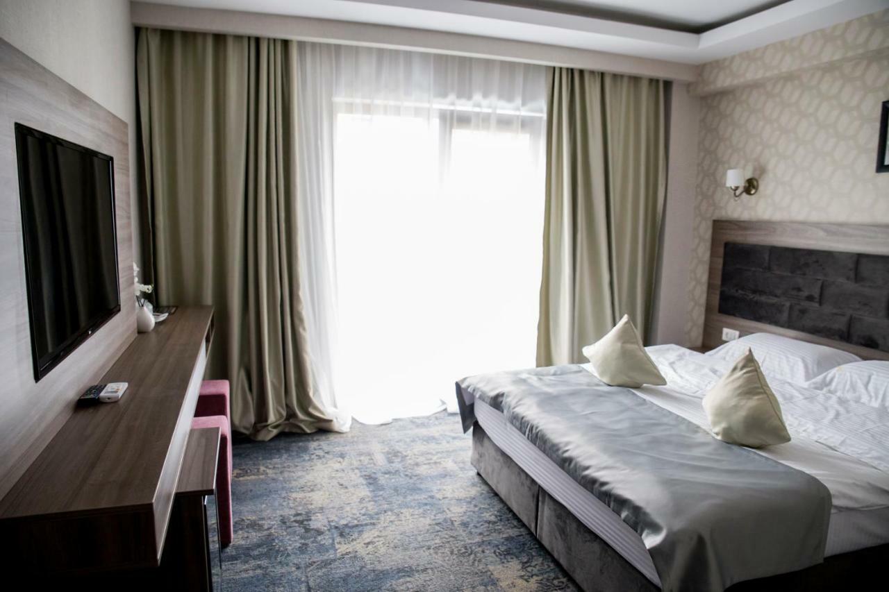 Hotel Yarus Plus Ploieşti Extérieur photo