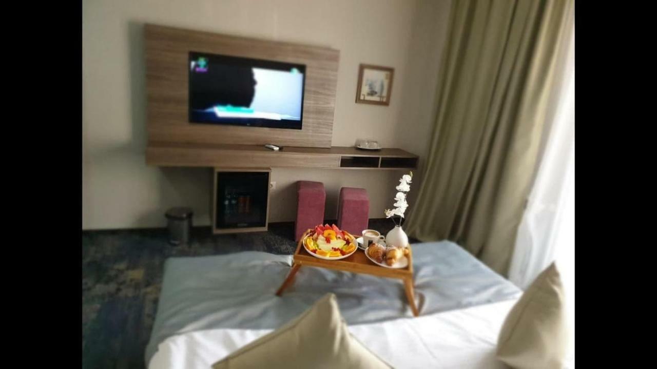 Hotel Yarus Plus Ploieşti Extérieur photo