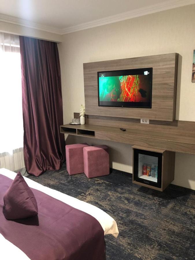 Hotel Yarus Plus Ploieşti Extérieur photo