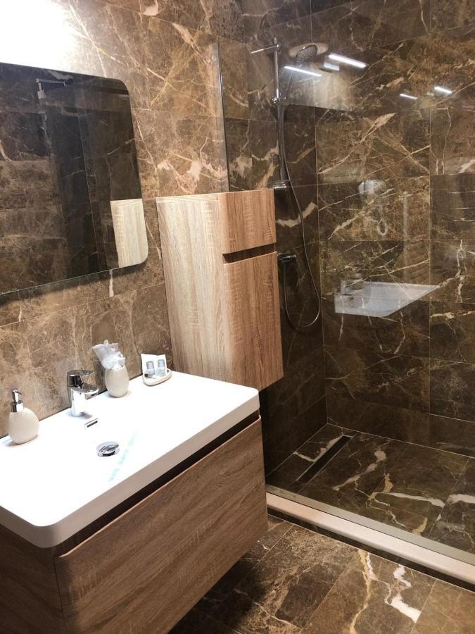 Hotel Yarus Plus Ploieşti Extérieur photo