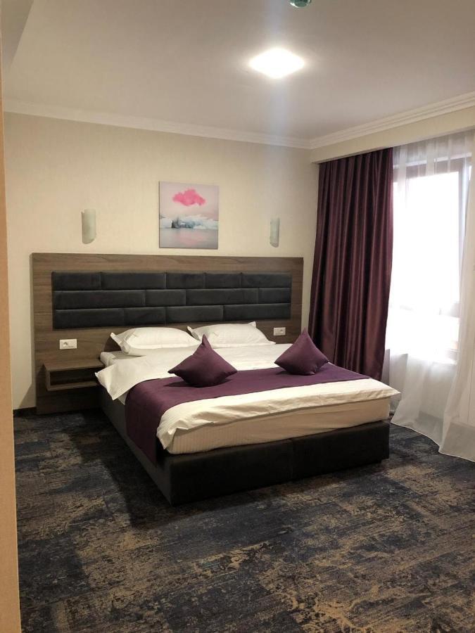 Hotel Yarus Plus Ploieşti Extérieur photo
