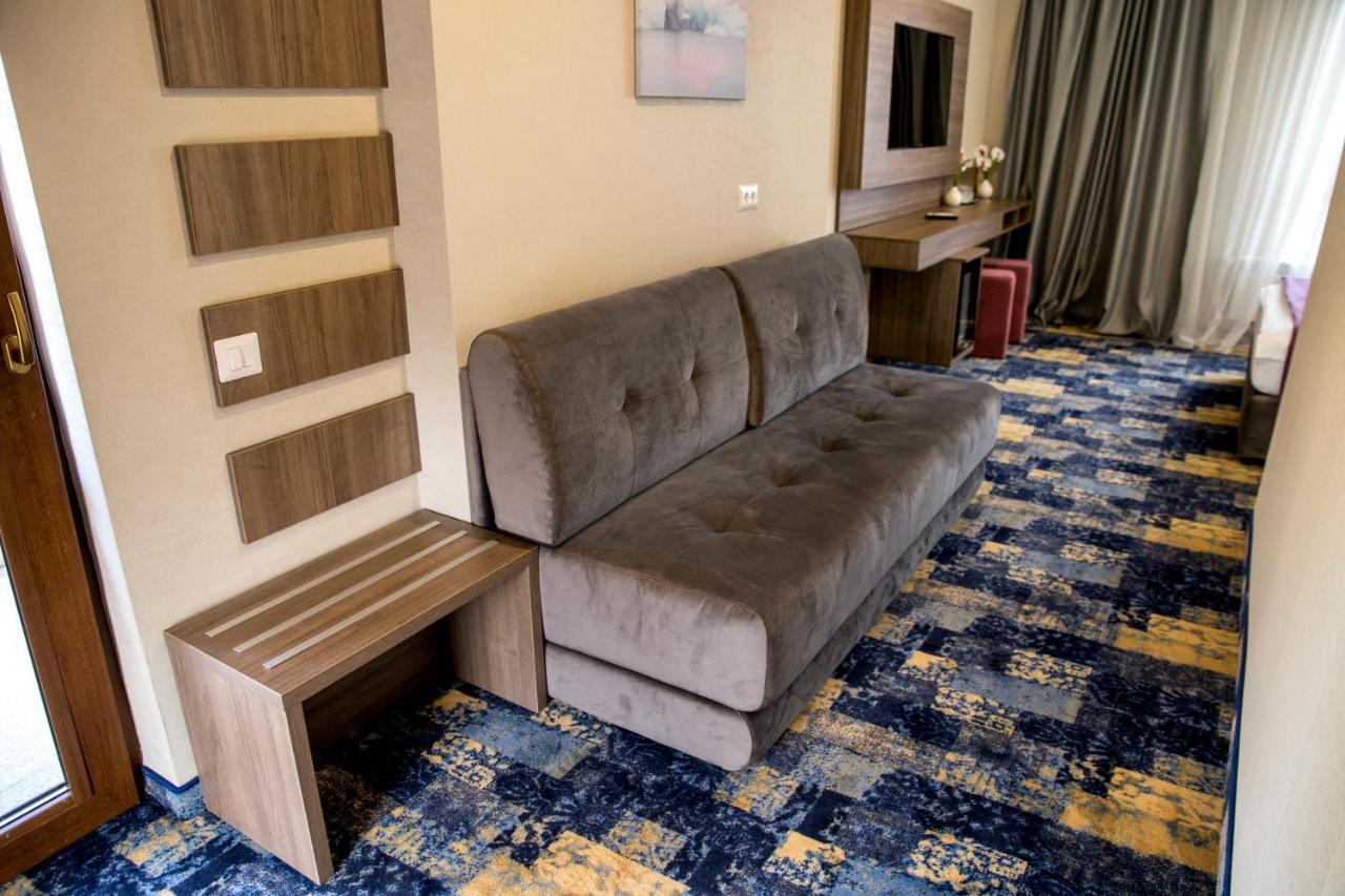 Hotel Yarus Plus Ploieşti Extérieur photo
