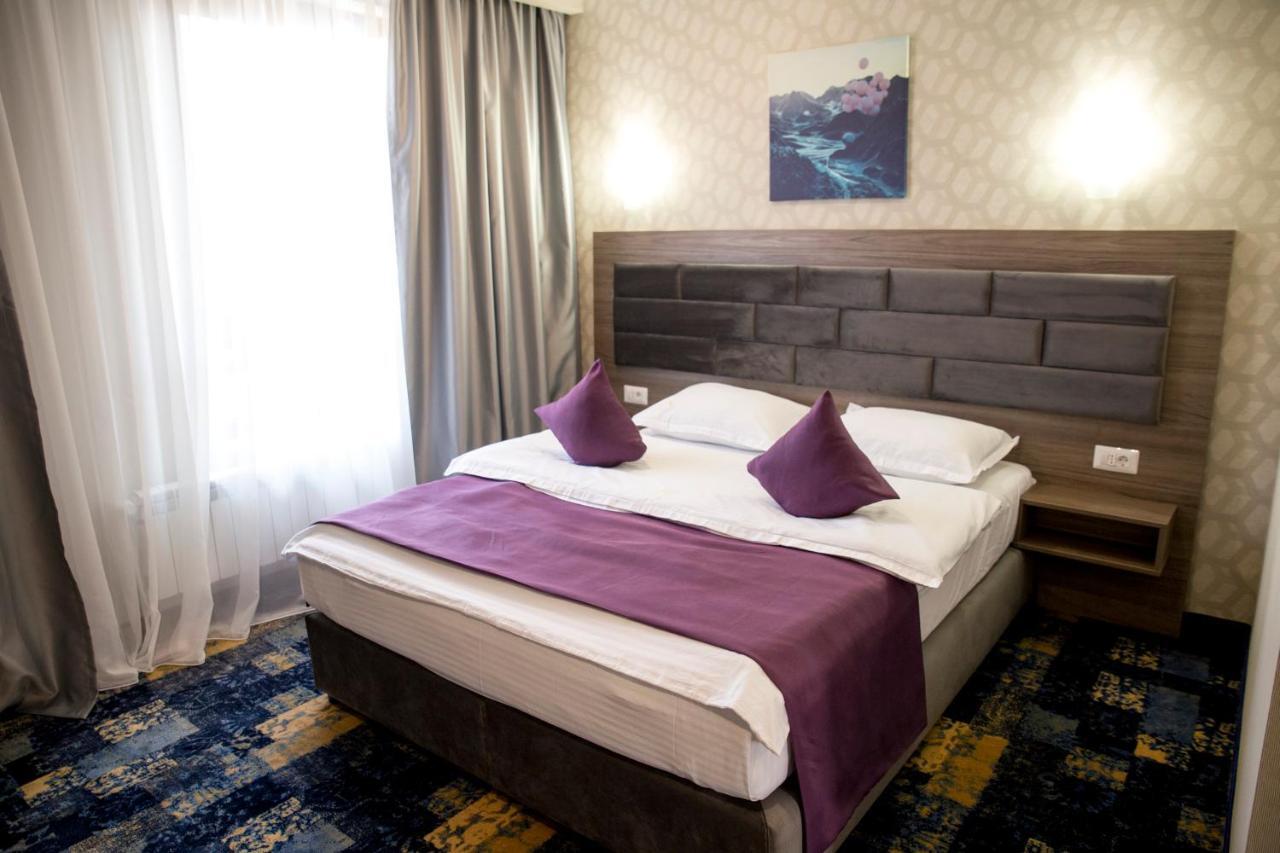 Hotel Yarus Plus Ploieşti Extérieur photo
