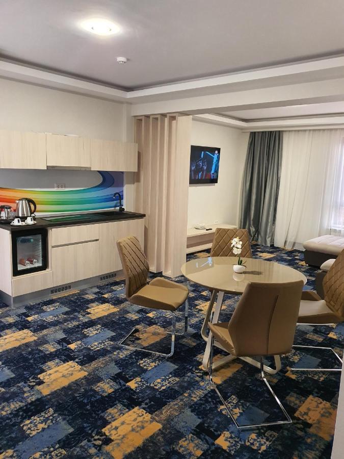 Hotel Yarus Plus Ploieşti Extérieur photo