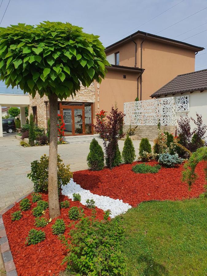 Hotel Yarus Plus Ploieşti Extérieur photo